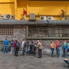 Tūkstošiem krīzes nomocītās Venecuēlas iedzīvotāju dodas iepirkt pārtiku Kolumbijā